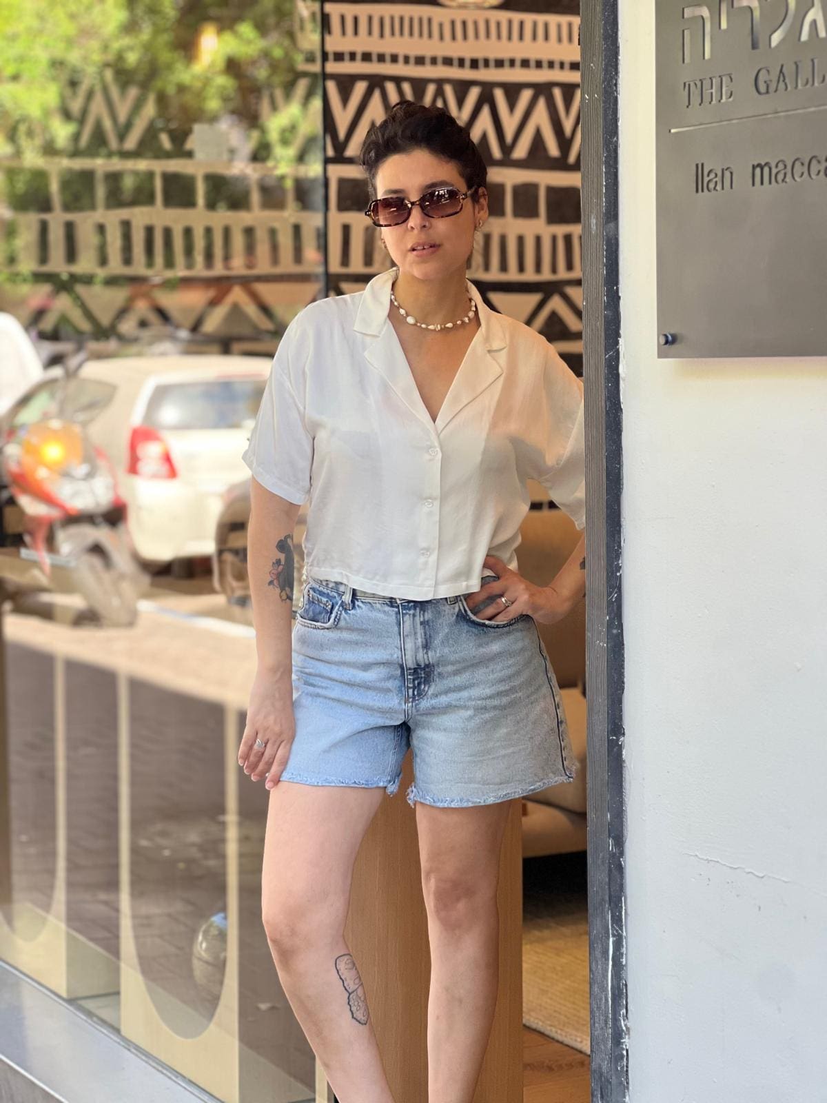 חולצה מכופתרת אוברסייז לבנה