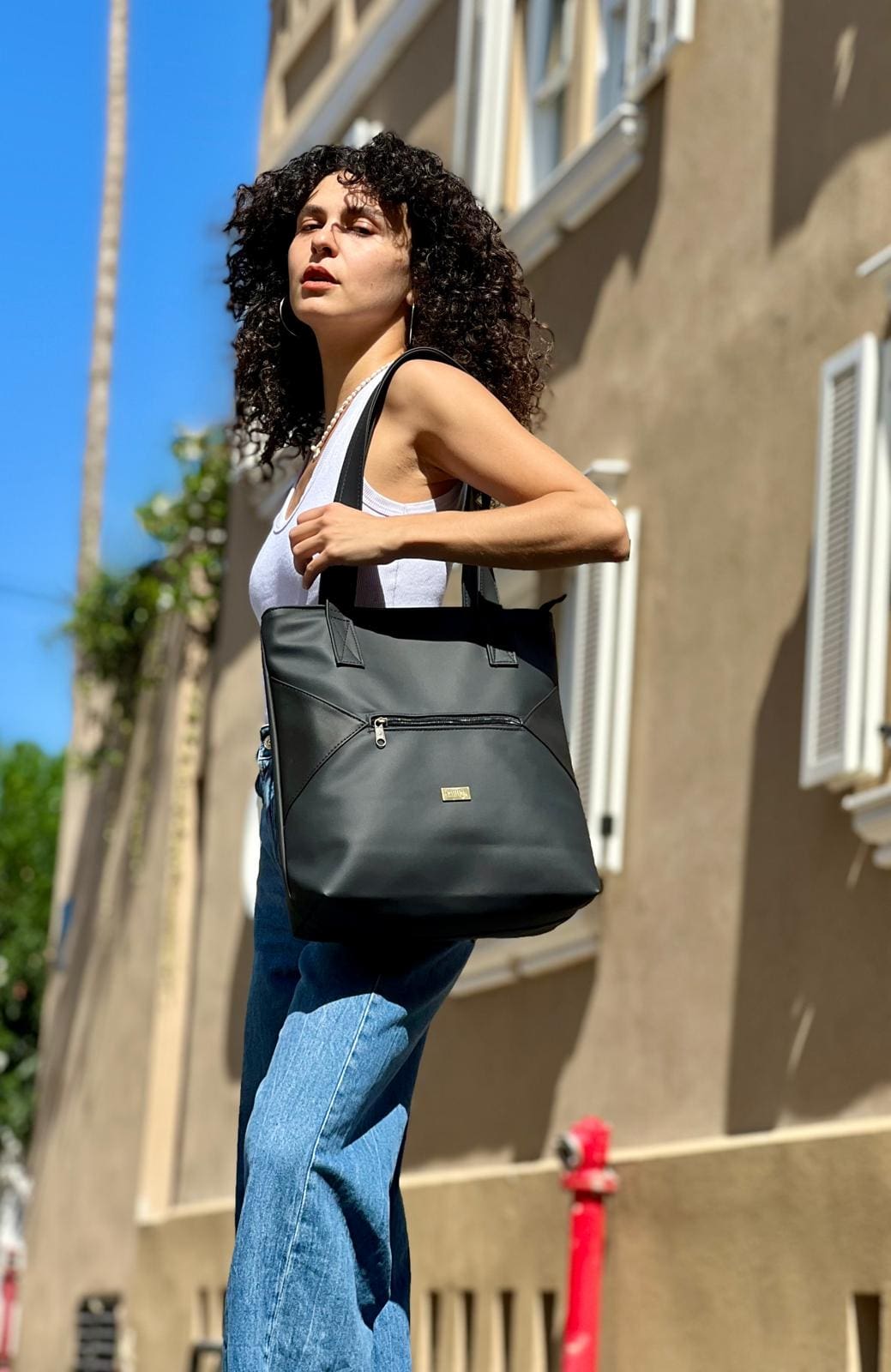 תיק צד Tommy שחור דמוי עור