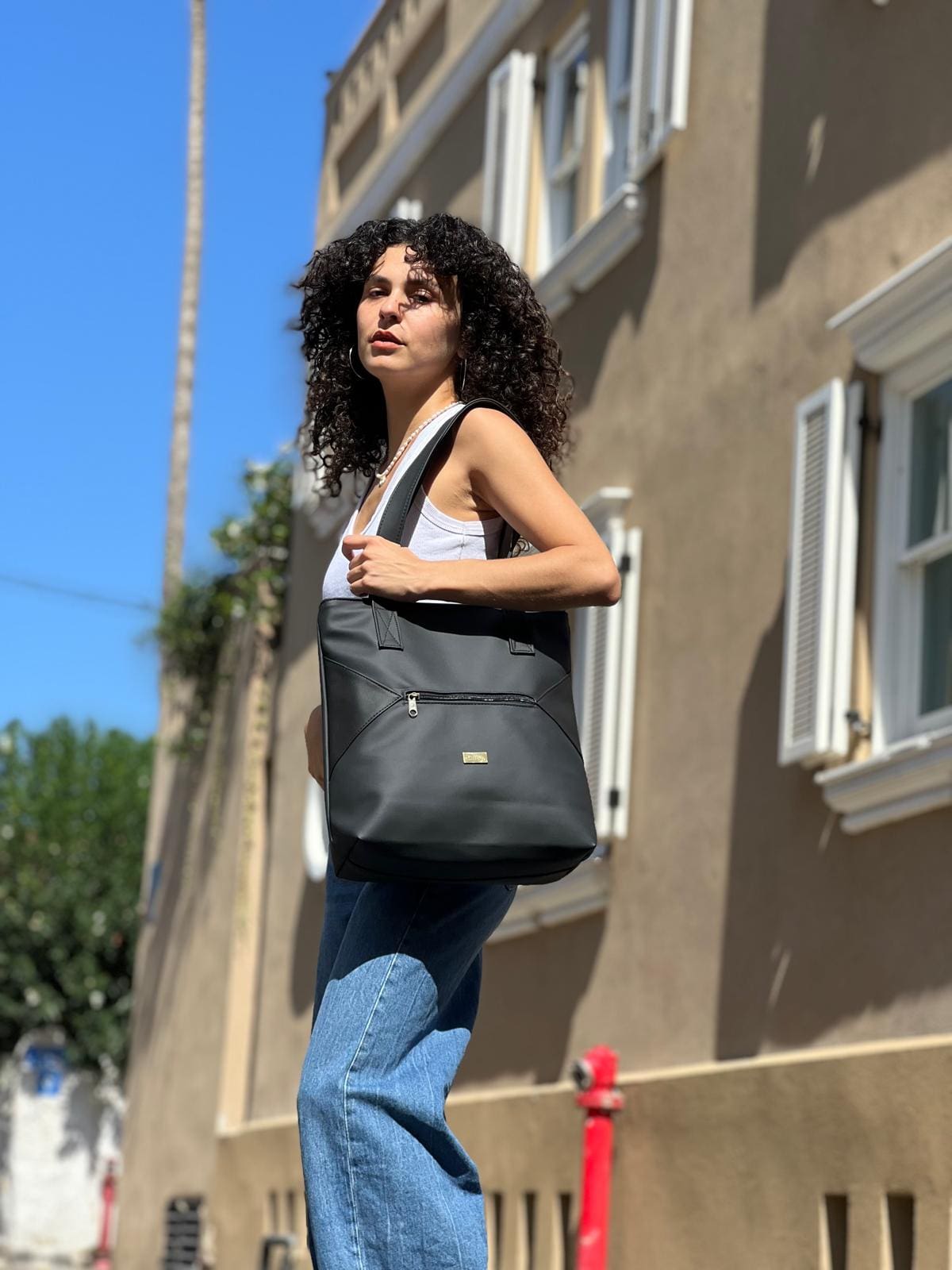 תיק צד Tommy שחור דמוי עור