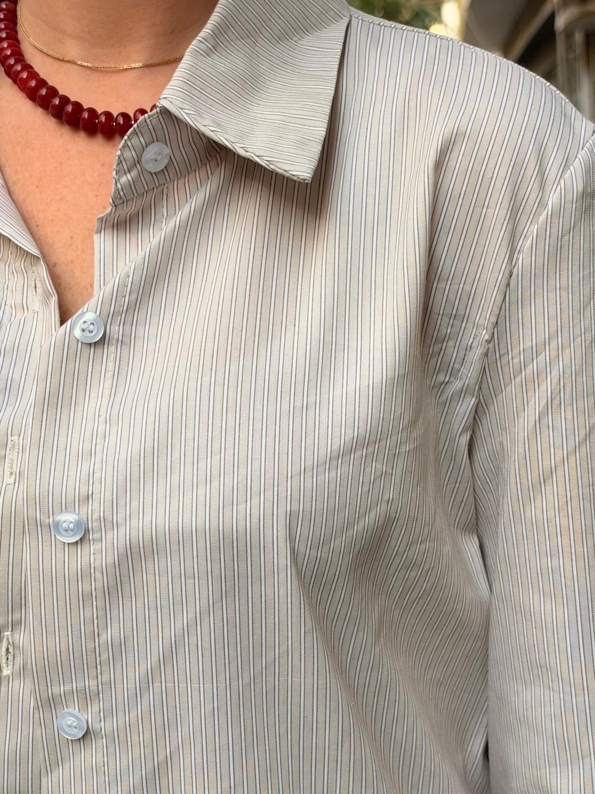 Light striped classic button-up shirt – fabric close-up