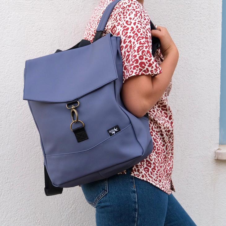 Blau-lila mittelgroßer Studentenrucksack aus veganem Leder