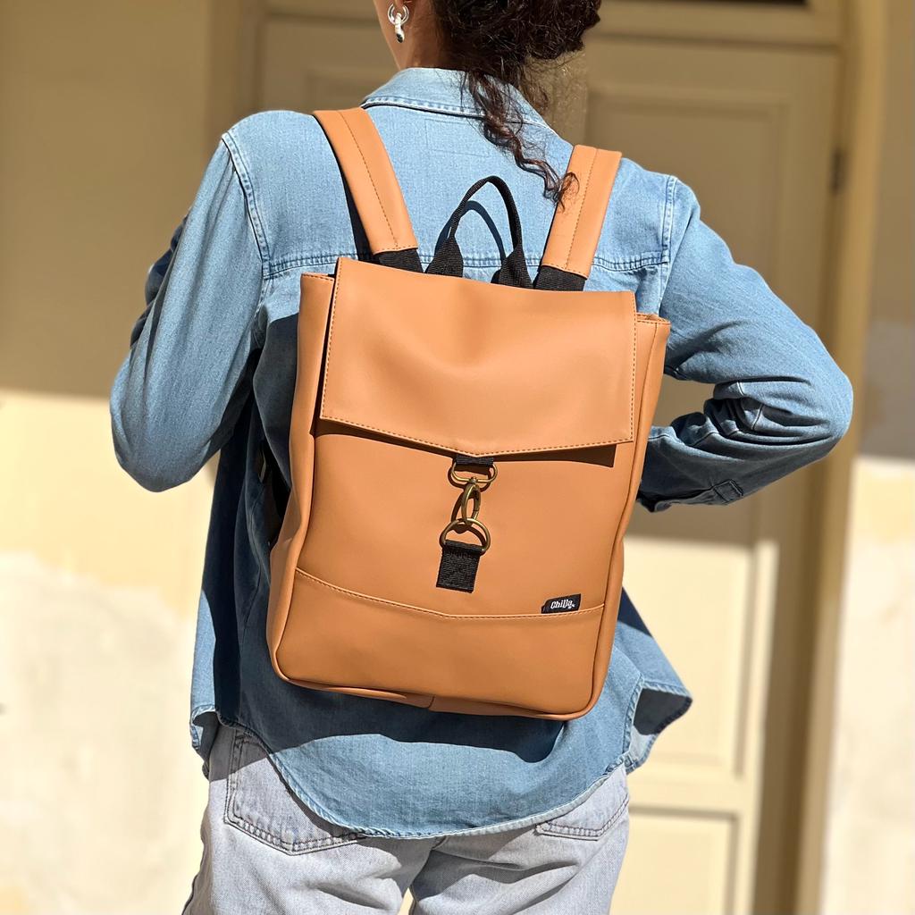 Kamelfarbener Mini-Studentenrucksack aus veganem Leder